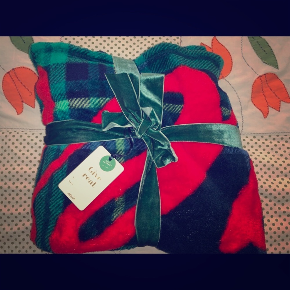 Brand new warm & cozy Aerie blanket